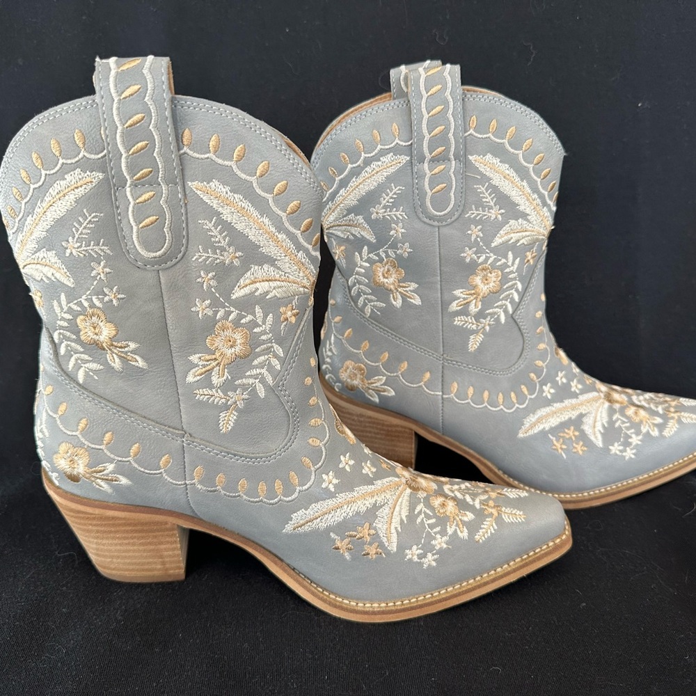 Embroidered Western Ankle Boots - Gray and tan